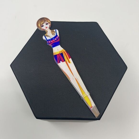 Brown Haired Fashion Model Eyebrow Tweezers - Picture 4 of 6